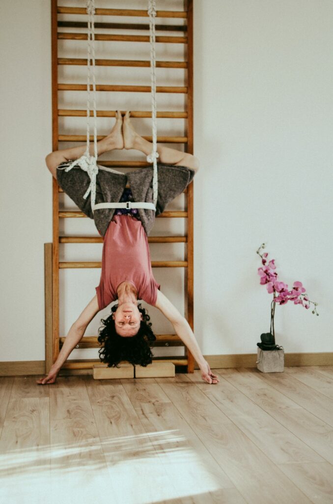 Professeure de yoga Iyengar faisant une démonstration de posture de Sirsasana dans des cordes suspendues à Rezé et Saint Sébastien sur Loire